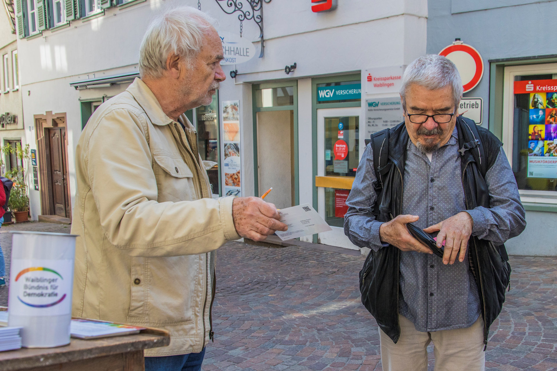 Zwei Männer unterhalten sich am Infostand