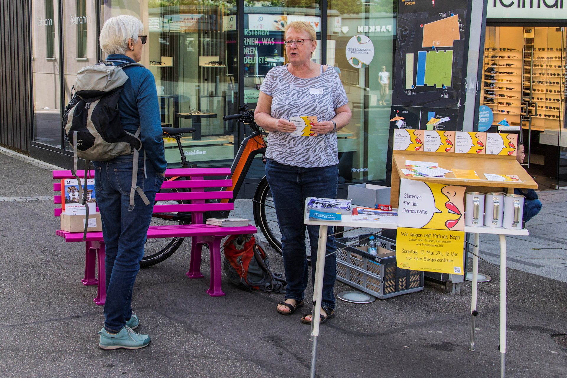 zwei Frauen im Gespräch an einem Infostand