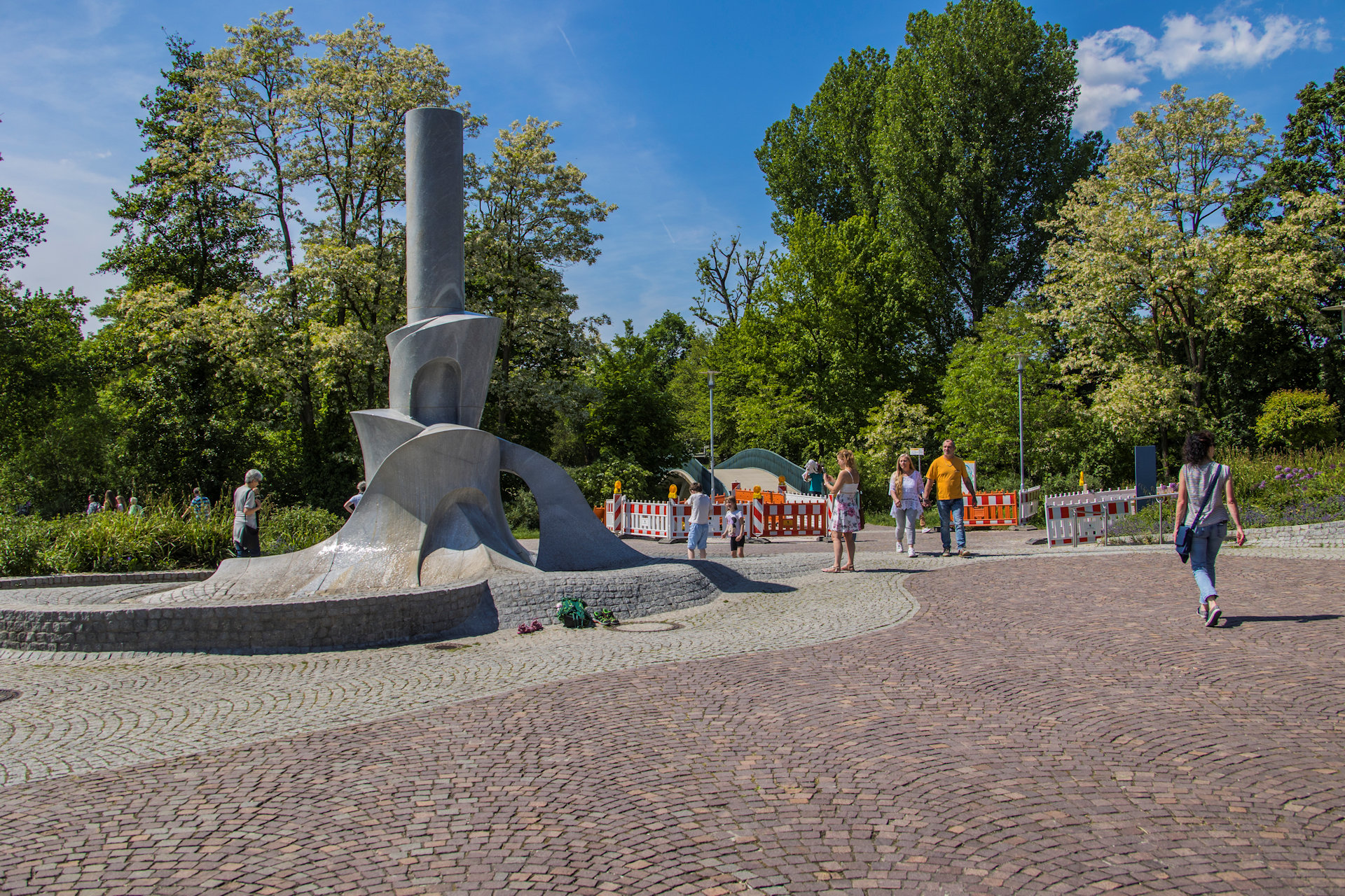 der Hüseyin Altin Brunnen mit spielenden Kindern