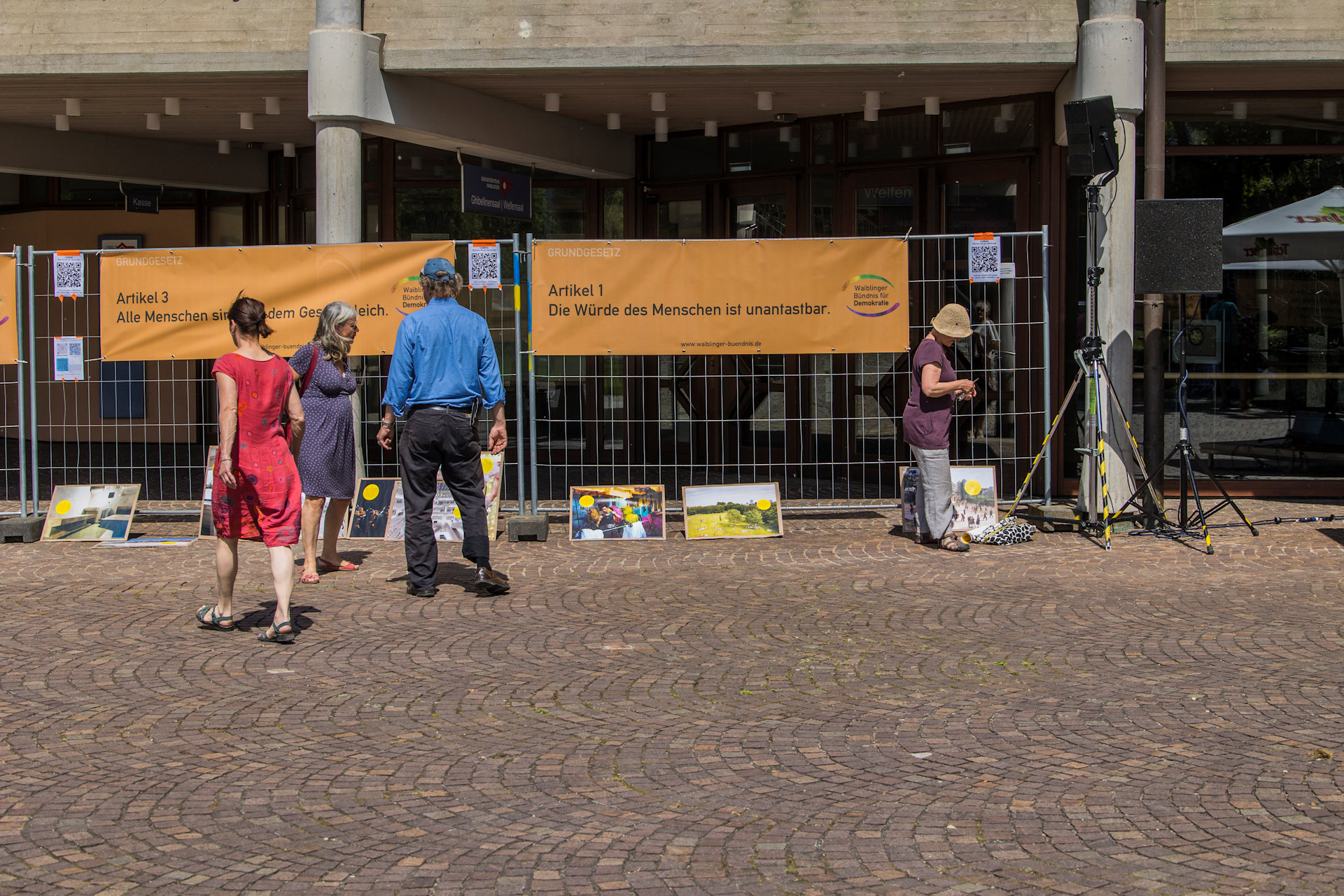 Banner und Plakate werden aufgehängt