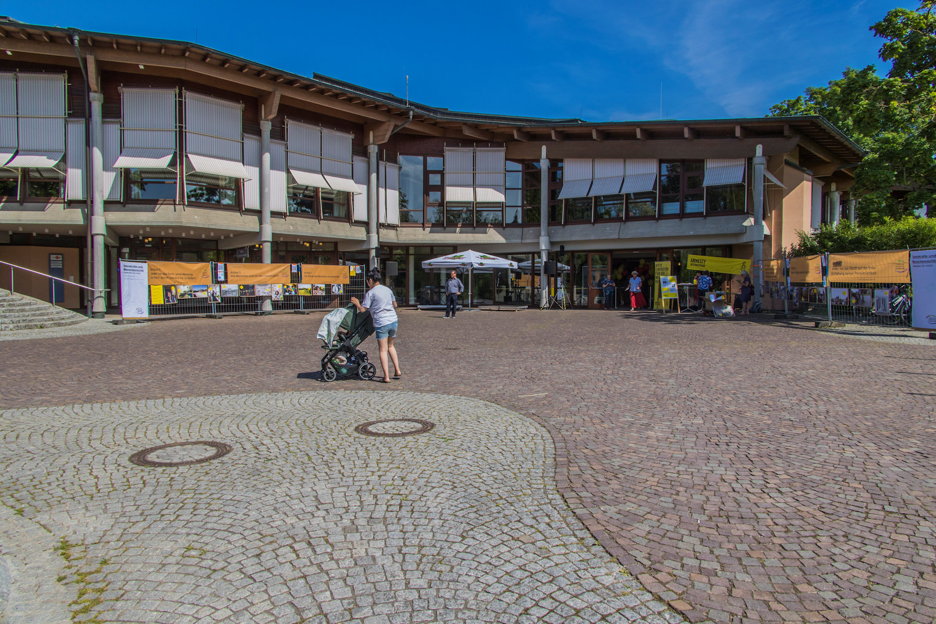 der Platz im gleißenden Sonnenschein