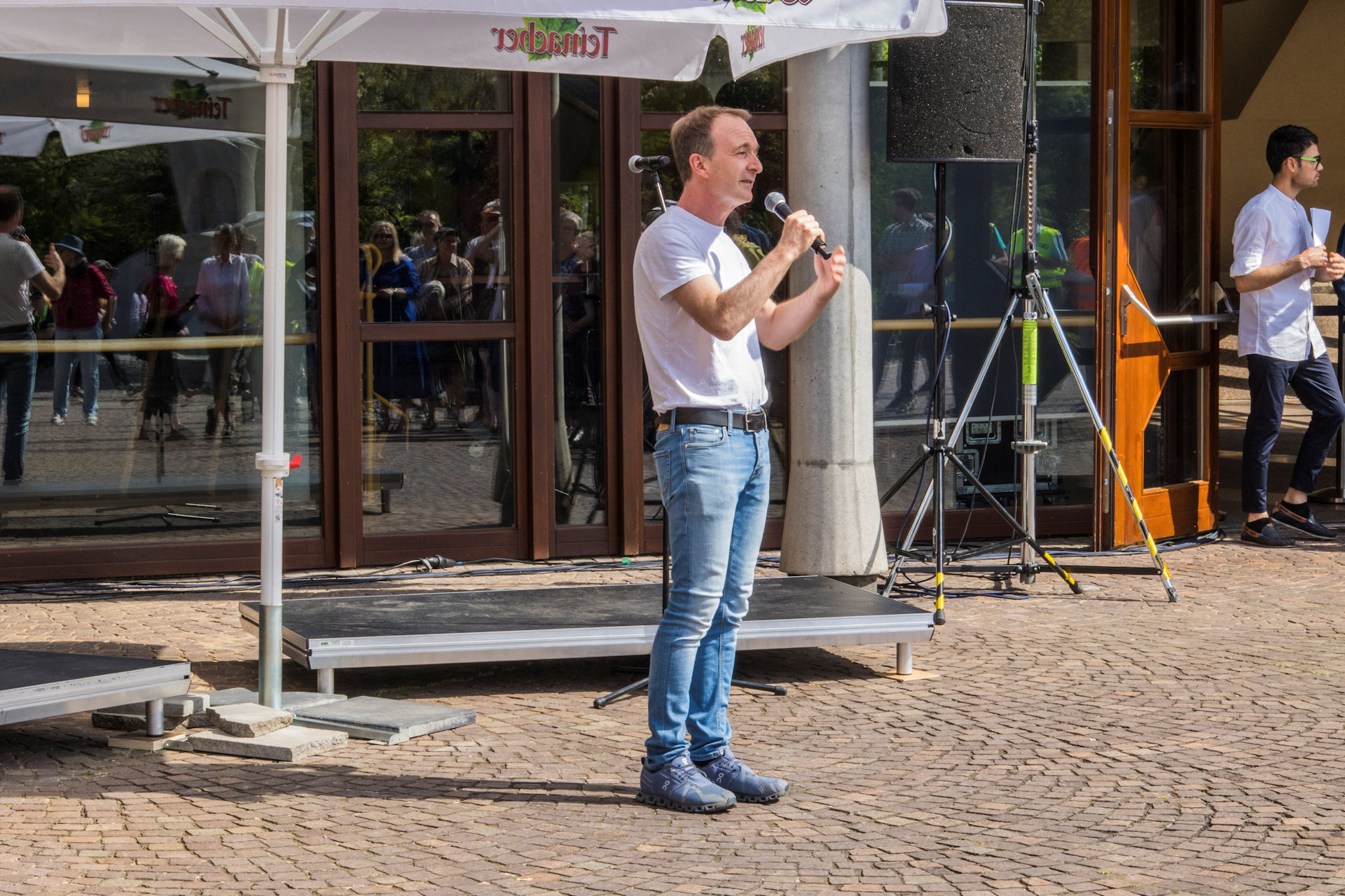 Patrick Bopp läd ein zum Lockern und Einsingen