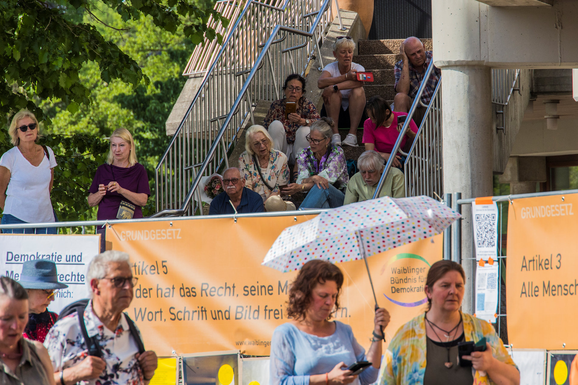 hintter den Bannern sintzen noch mehr Leute