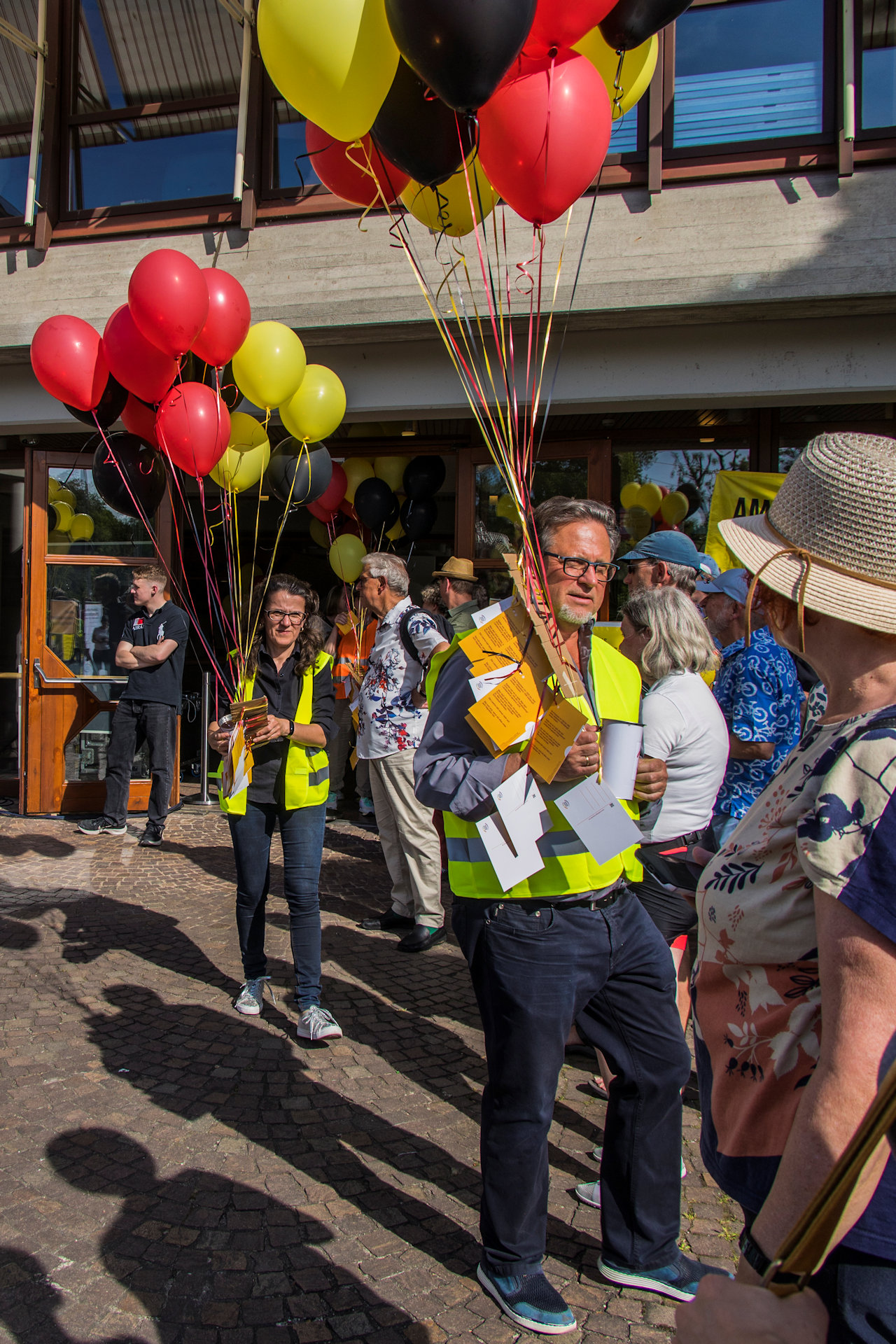 Bündel von Luftballonen werden gebracht