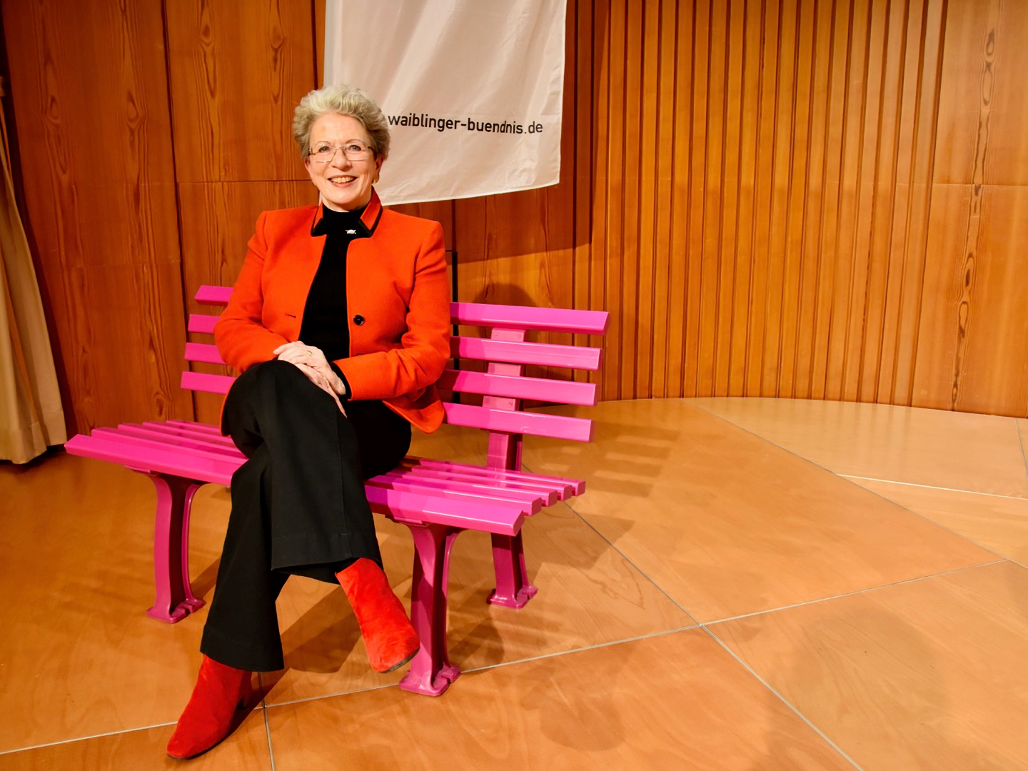 Frau Barabar Bosch auf der Pinken Bank der Demokratie